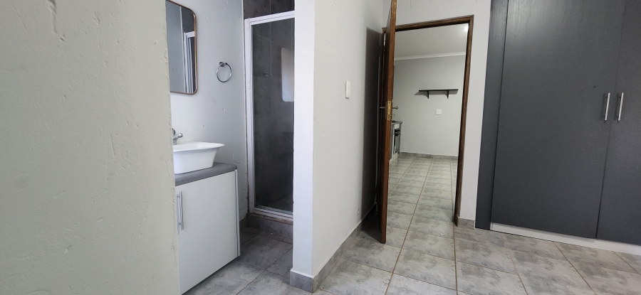 To Let 1 Bedroom Property for Rent in Kannoniers Park North West